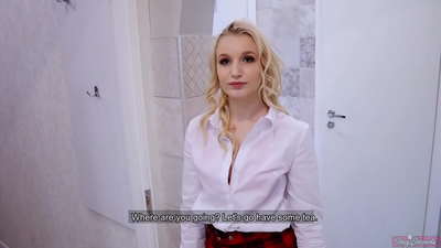 Intombazane yasekolishi ikhohlisa isoka nomngane wayo | I-POV futhi ingene ngaphakathi kwenja yakhe!